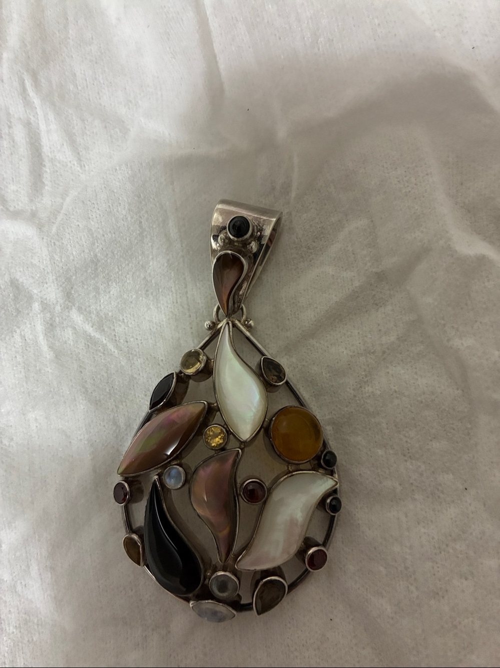 Sajen teardrop pendant